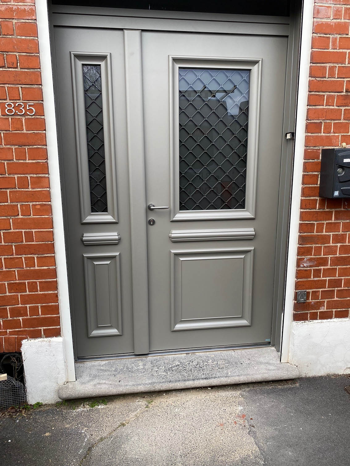 Porte d’entrée BELM en aluminium avec fixe et imposte à Saint Amand les Eaux