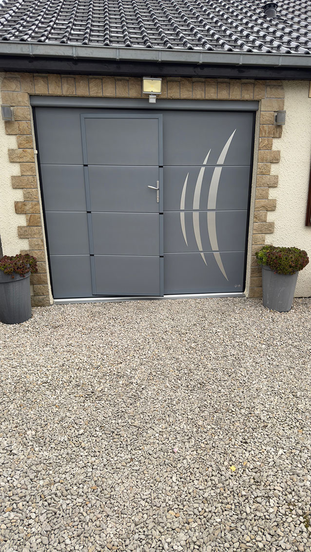porte de garage et portillon RAL 7016 et motifs inox