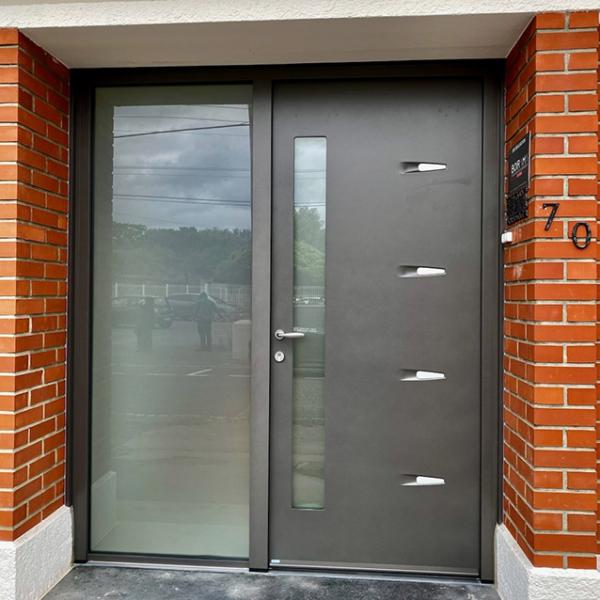 Porte d’entrée BEL’M modèle DECISION EVO avec fixe vitré