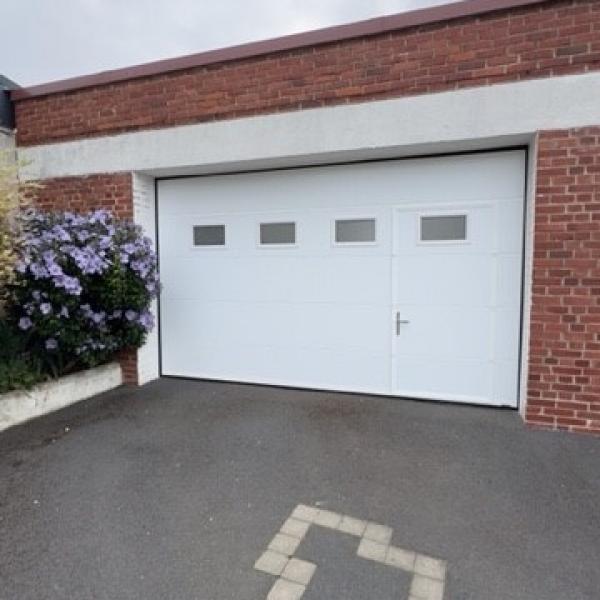 Porte de garage blanche avec portillon intégré Saint Amand les Eaux